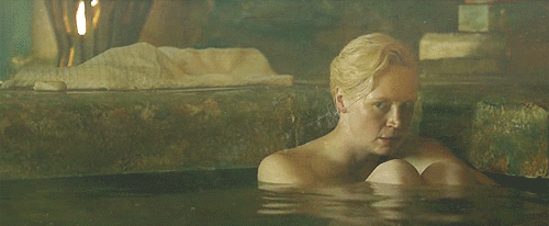 Harrenhal bath Brienne HBO.gif