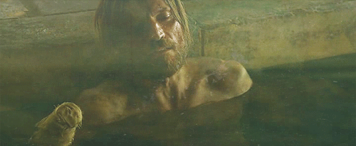Harrenhal bath Jaime HBO.gif