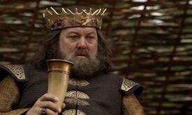 Король Роберт Баратеон с рогом (вина) и в «оленьей» короне