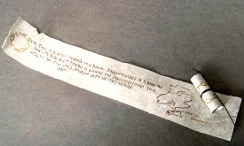 Письмо Сэма Тарли в Винтерфелл: Джон, эту карту я нашел в книге. В Вестеросе драконова стекла мало, но на Драконьем Камне есть рудники. Должно быть, это единственный источник, оставшийся в Вестеросе. Подпись: Сэм. Отметка на карте: пещера с драконовым стеклом.