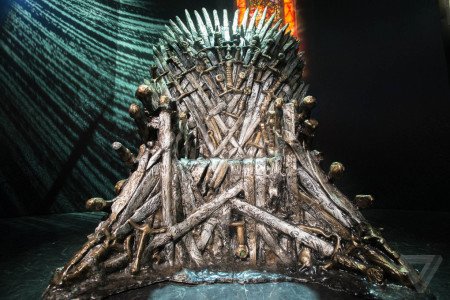 Копия Железного трона из стеклопластика (может купить любой желающий за $30 т.
