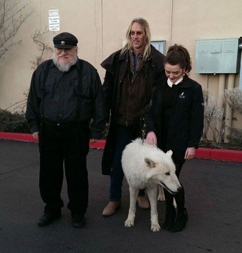 Мэйси Уильямс (Арья Старк) и директор Wild Spirit Wolf Sanctuary в гостях у Джорджа Мартина