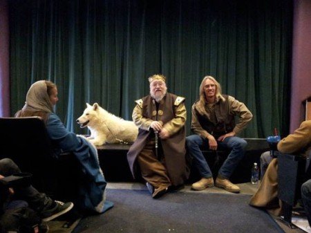 Джордж Мартин и директор Wild Spirit Wolf Sanctuary внутри кинотеатра Жан Кокто, принадлежащего Мартину