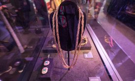 Ожерелье с соединенными руками, которым Тирион задушил Шаю