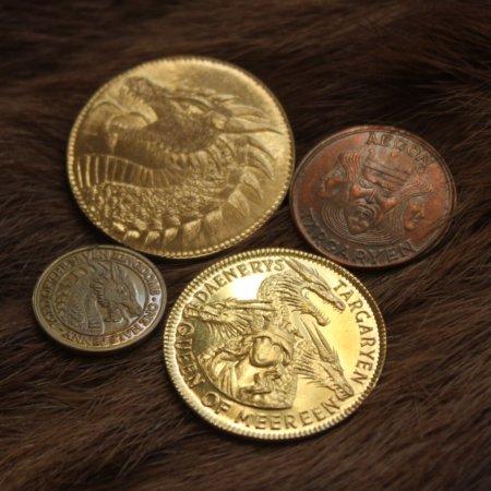 Золотая миэринская монета с Дейнерис и медная монетка с Эйгоном и его сестрами
