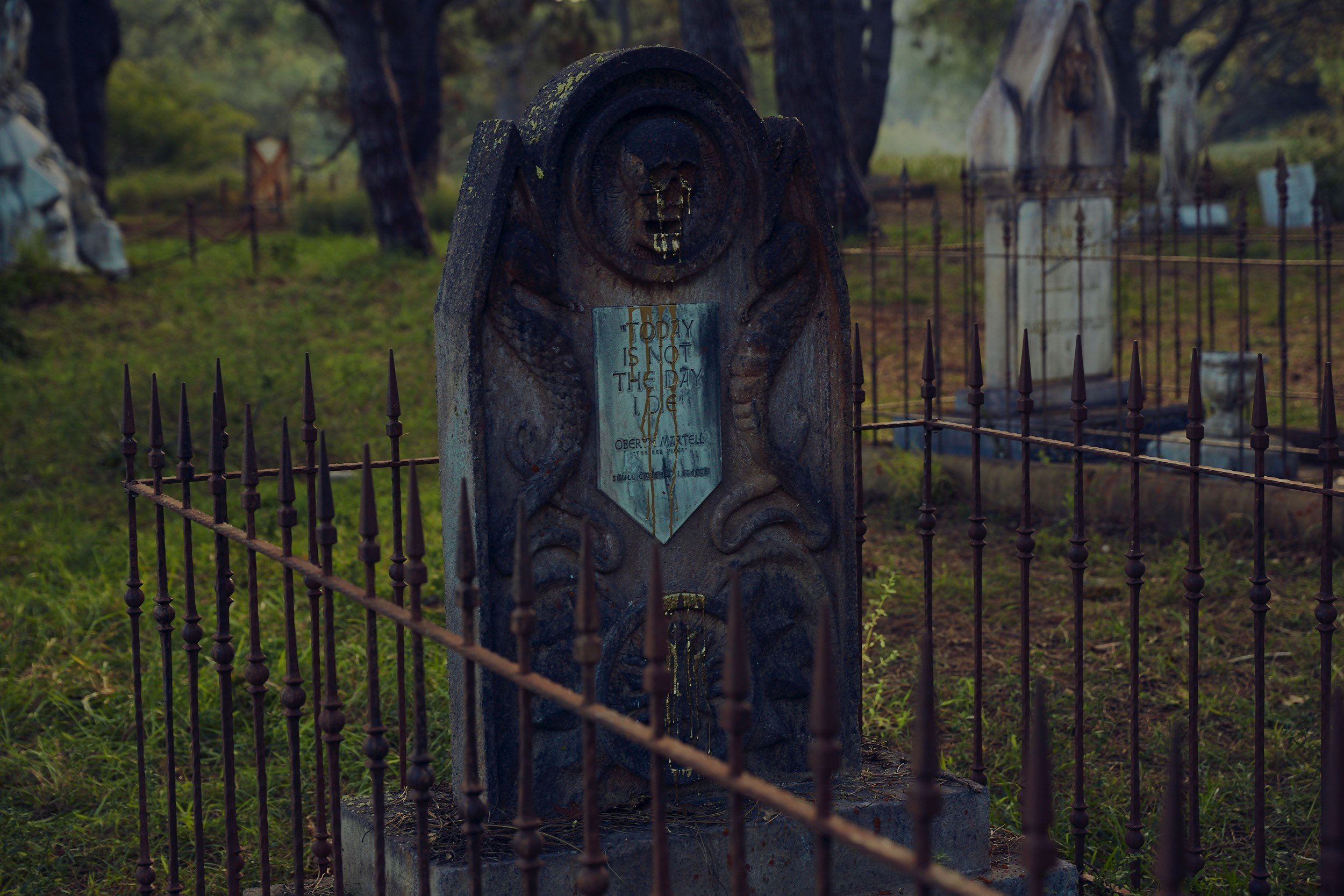 Похоронить игра. Игра про кладбище. Хозяин кладбища. Могилы в Австралии.