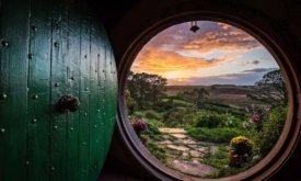 Дверь в другой мир (а на самом деле декорации Хоббитона в Новой Зеландии)