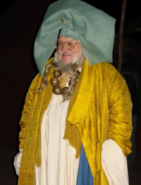 Джордж Мартин в Северной Ирландии примеряет костюм богатого пентошийца для роли-камео в пилотной серии «Игры престолов»