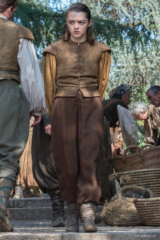 Арья в мужском браавосийском костюме (мужчина слева одет почти точно так же)