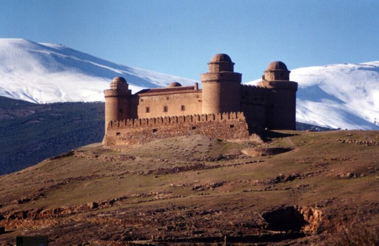 Замок Ла Калаорра в провинции Гранада