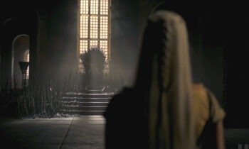 Рейнира перед отцом на троне. Железный трон немного адаптировался под книжное описание, чтобы о него все-таки можно было убиться или порезаться.