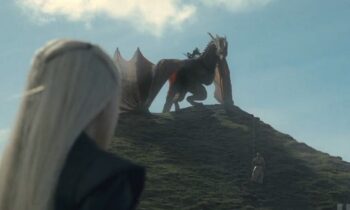 Рейнира смотрит на своего дракона