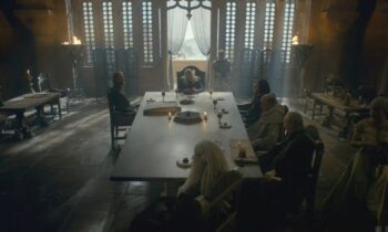 Принцесса Рейнира служит чашницей при своем отце и слушает споры советников о том, кто ему наследует.