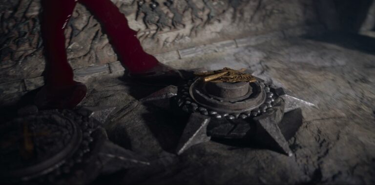 Пронзенный череп дракона отсылает к Мераксес, на которой летала Рейнис, а Висенью обозначает ее меч Темная Сестра
