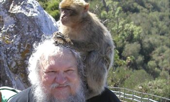 Джордж Мартин с обезьянкой на плече