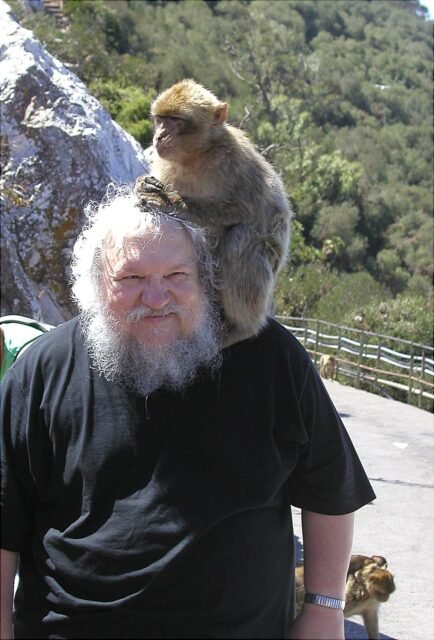 Джордж Мартин с обезьянкой на плече