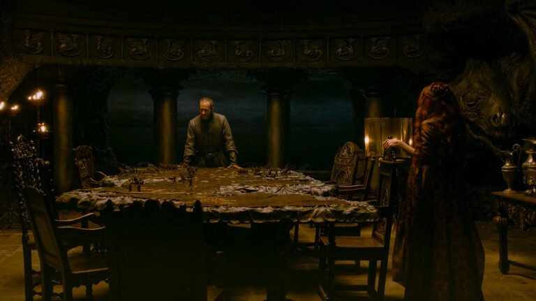 Расписной стол впервые появляется в сюжетной линии Станниса Баратеона