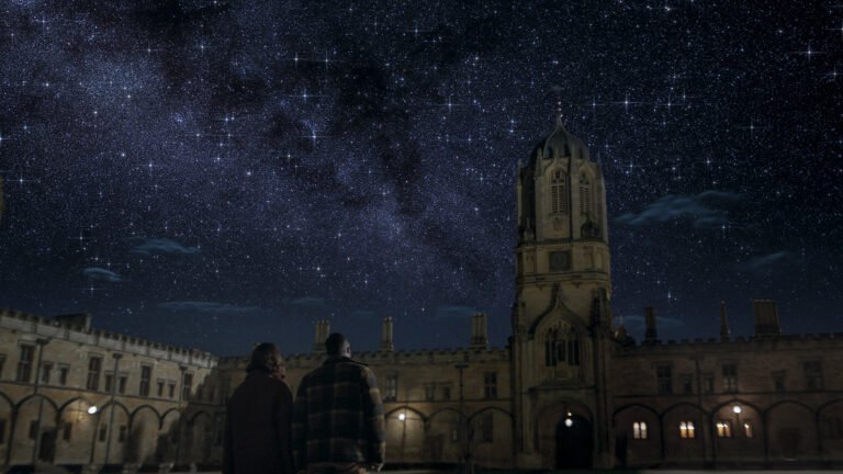 Наблюдение за ночным небом (кадр из сериала «Задача трех тел»)